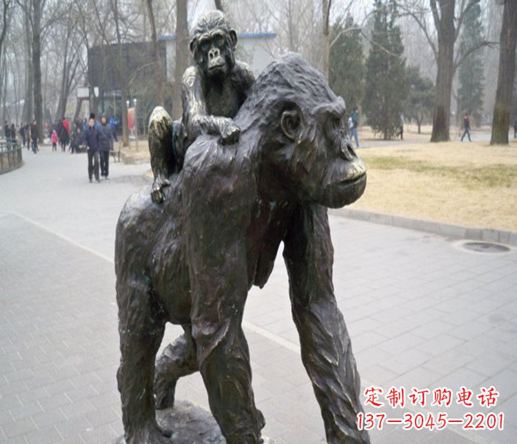 信阳多姿多彩的猩猩雕塑
