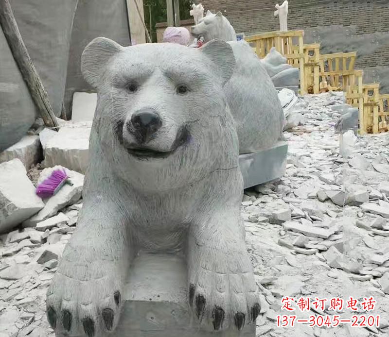 信阳高端石雕狗熊雕塑,精致细节,完美还原动物真实感
