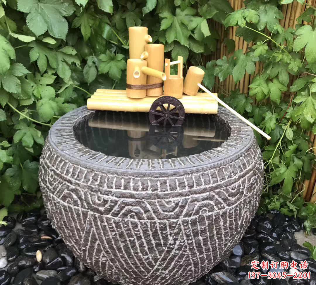 信阳异彩纷呈的水缸雕塑