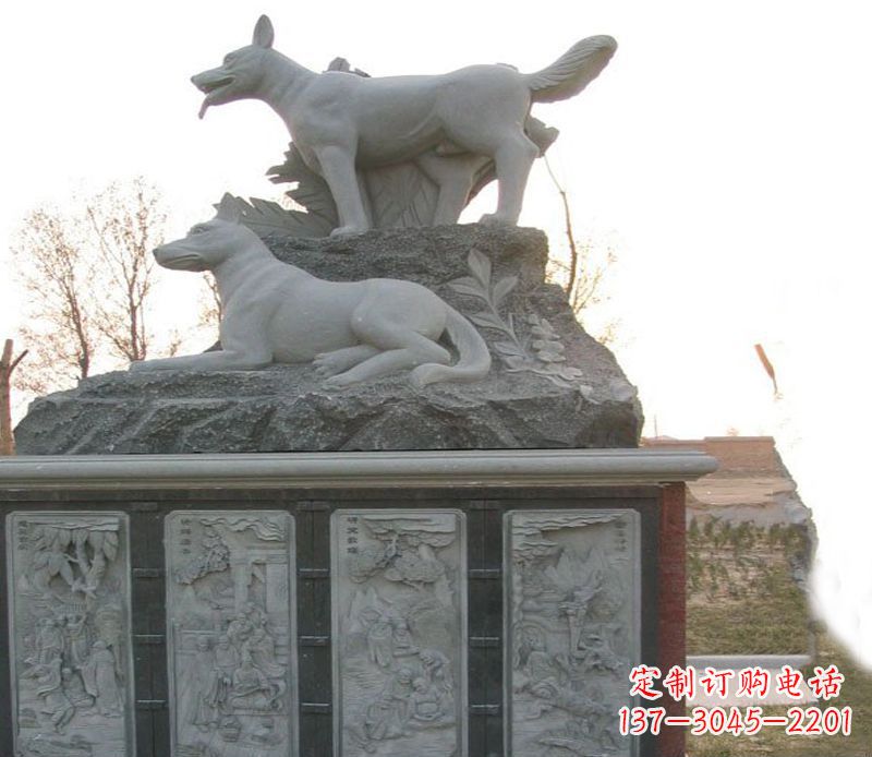 信阳体现艺术灵感的两只狗公园动物雕塑