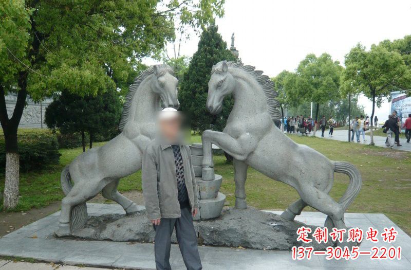 信阳以马为主题的石雕艺术品