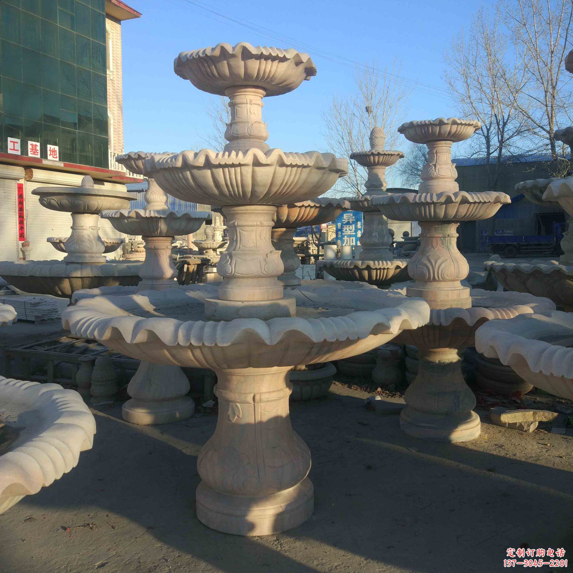 信阳城市增添魅力的石雕天鹅