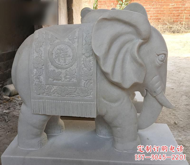 信阳风格多样的大象雕塑