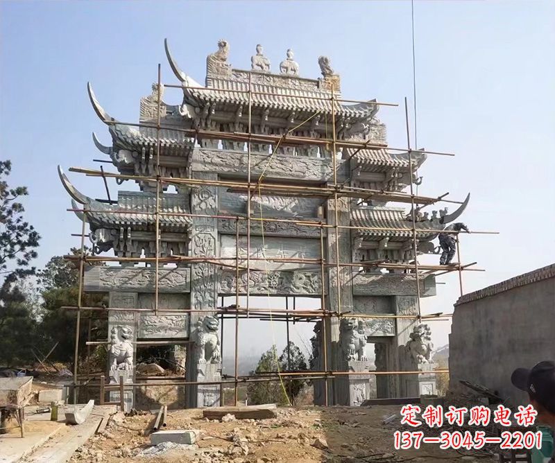 信阳石牌坊外东侧的龙凤雕塑