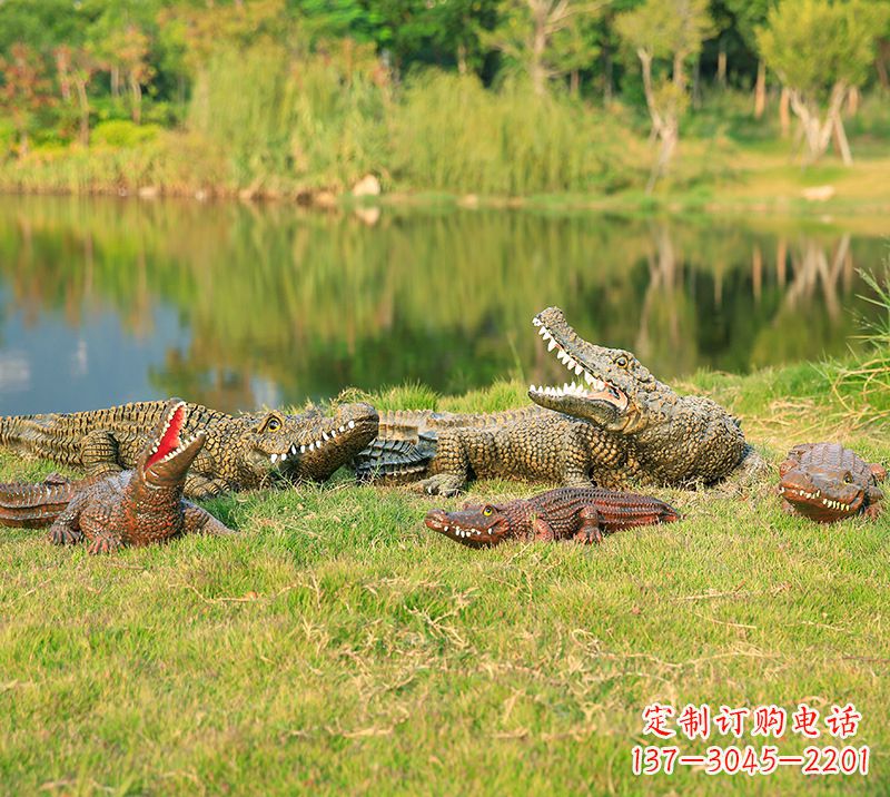信阳树脂鳄鱼仿真动物雕塑,公园水池草丛动物摆件