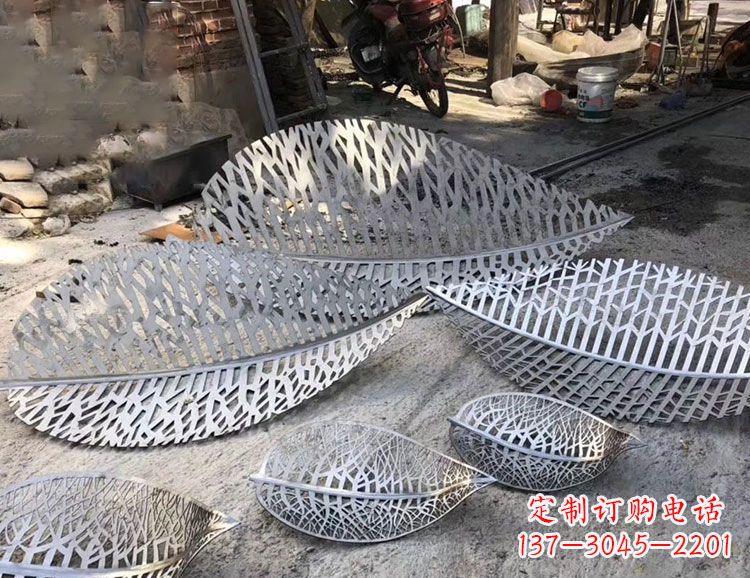 信阳树叶镂空不锈钢雕塑