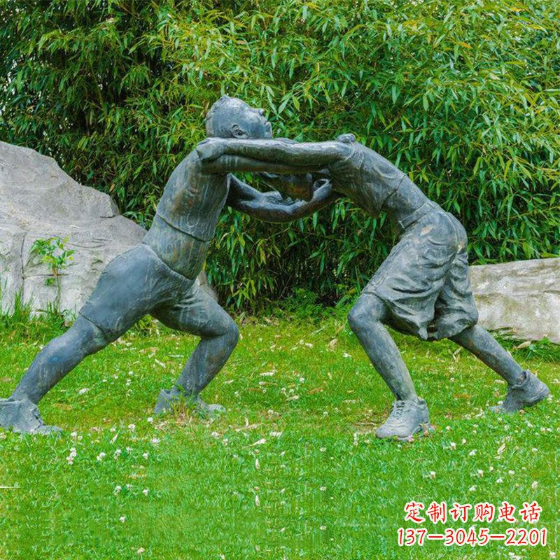 信阳摔跤运动小孩公园草坪铜雕