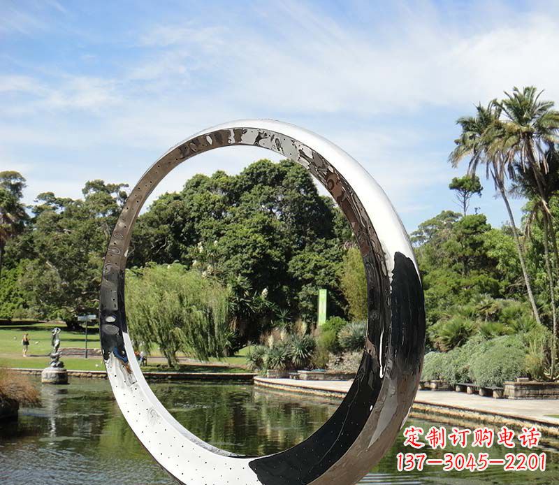 信阳水景不锈钢镜面圆环雕塑