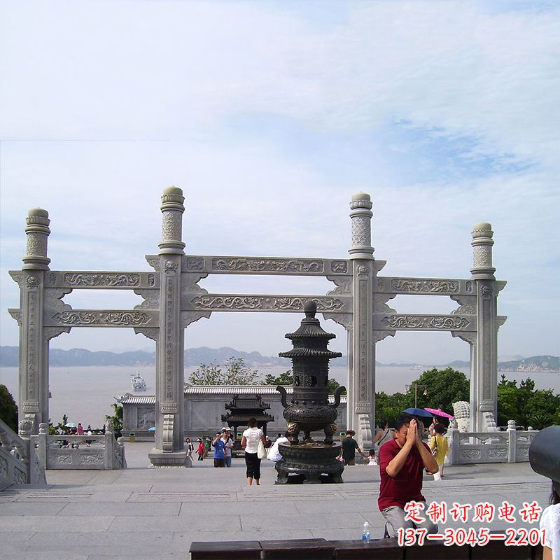 信阳寺院冲天式石雕牌坊