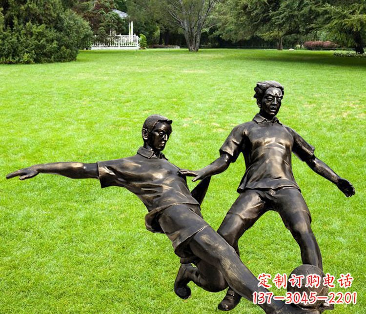 信阳踢足球的人物铜雕