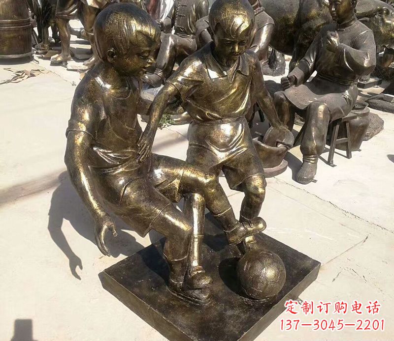 信阳踢足球的儿童铜雕
