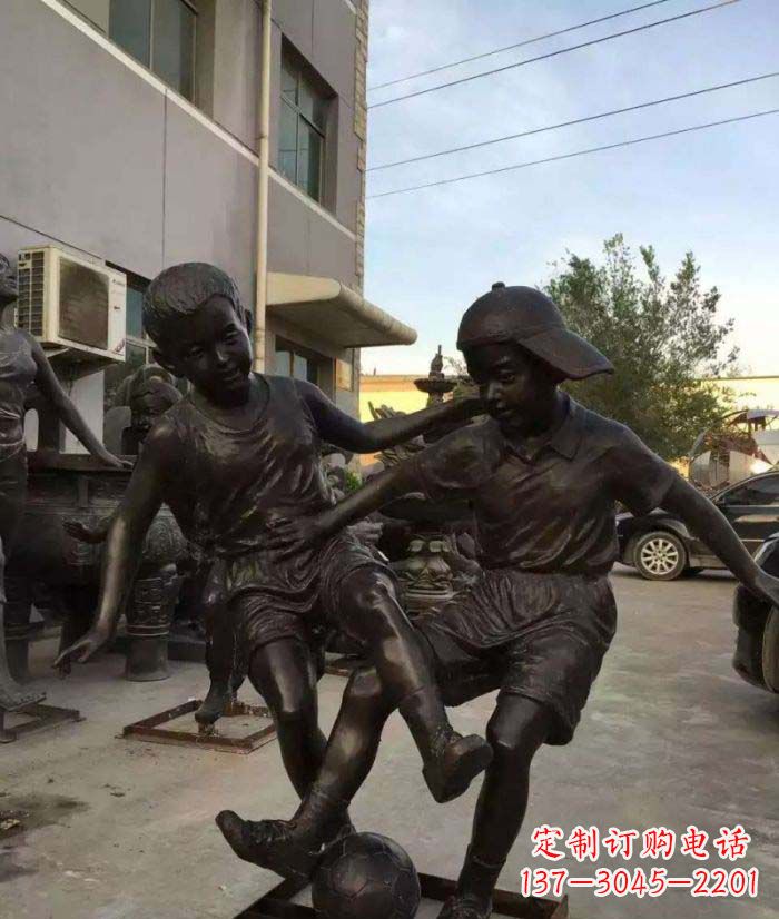 信阳踢足球儿童铜雕 (2)