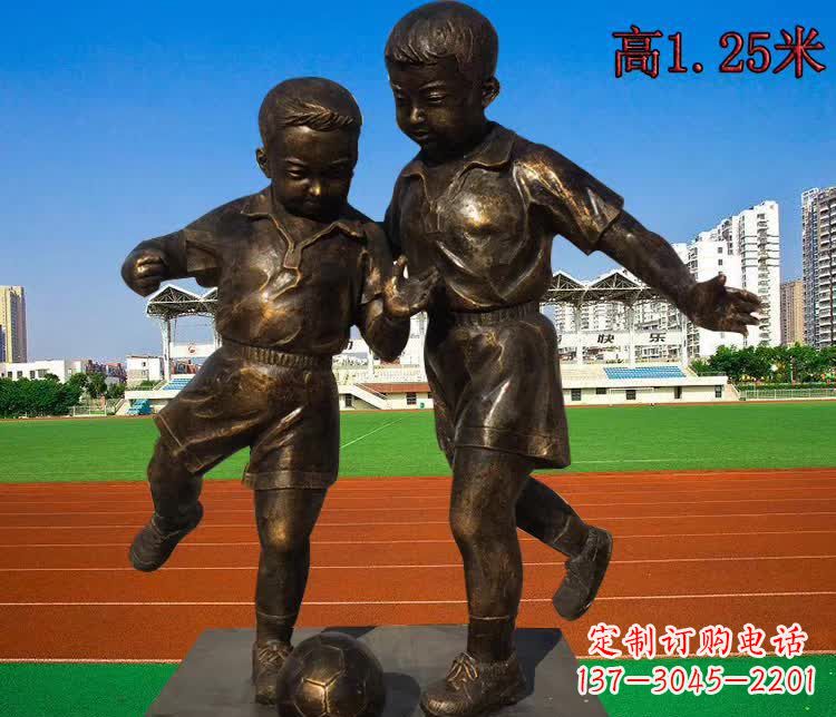信阳踢足球儿童铜雕1