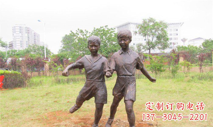 信阳踢足球公园人物铜雕 (2)