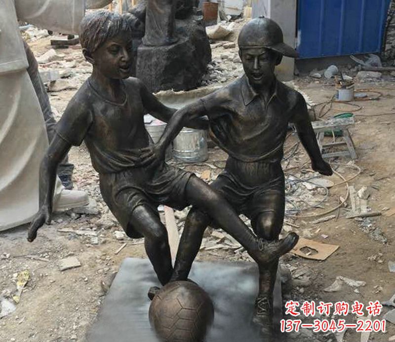 信阳踢足球公园人物铜雕