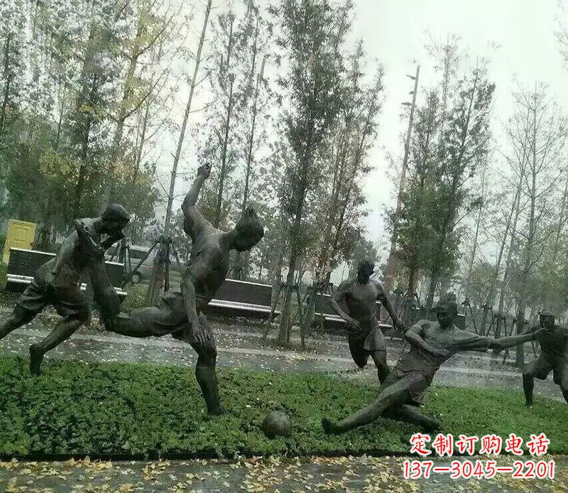 信阳踢足球公园运动人物铜雕