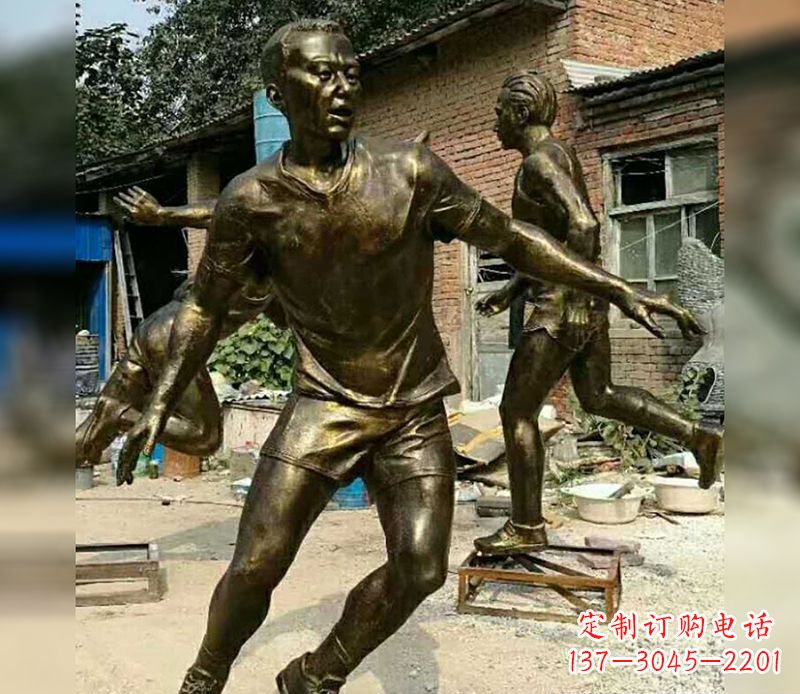信阳踢足球广场人物铜雕