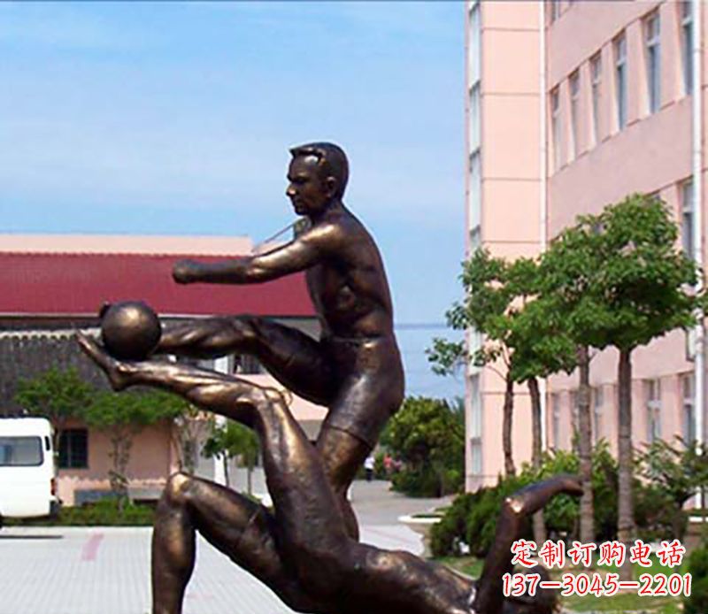 信阳踢足球人物广场小品铜雕