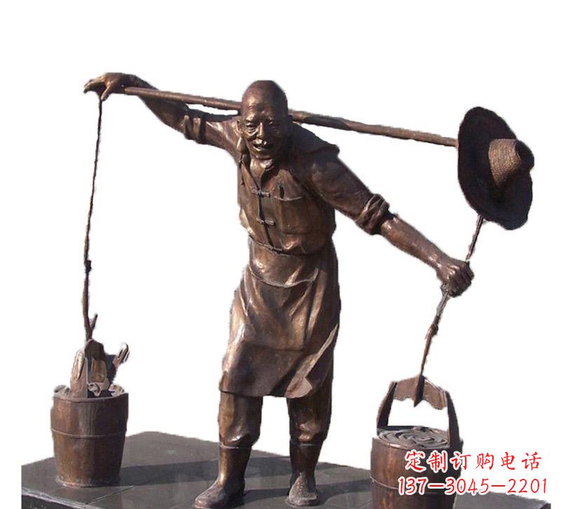 信阳挑扁担的老人铜雕