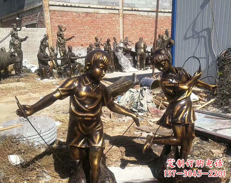 信阳跳绳的儿童铜雕