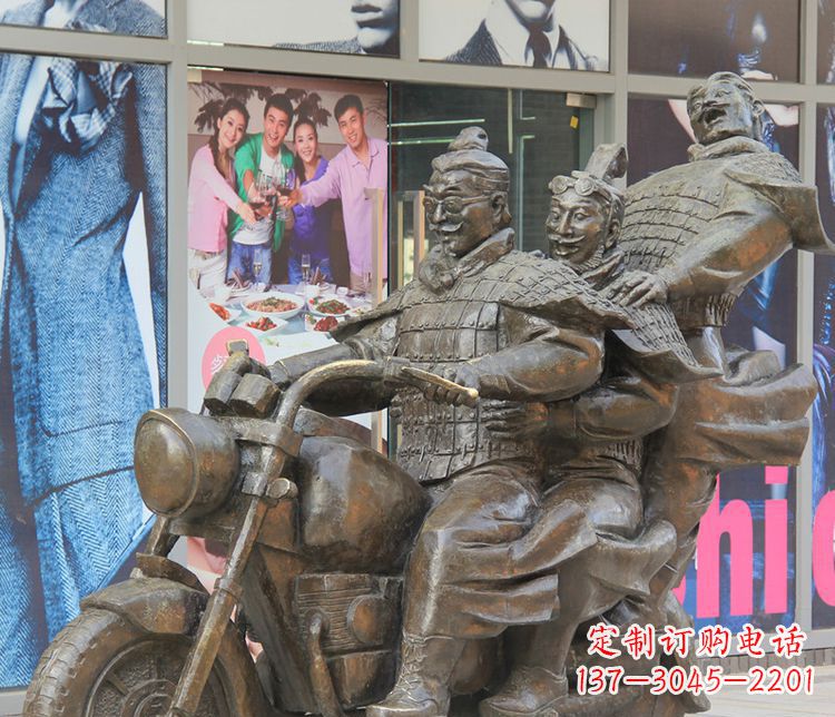 信阳铜雕步行街骑摩托人物雕塑