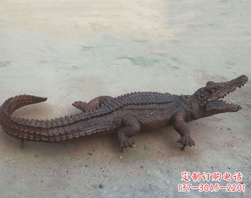 信阳铜雕鳄鱼,铸铜园林仿真动物雕塑