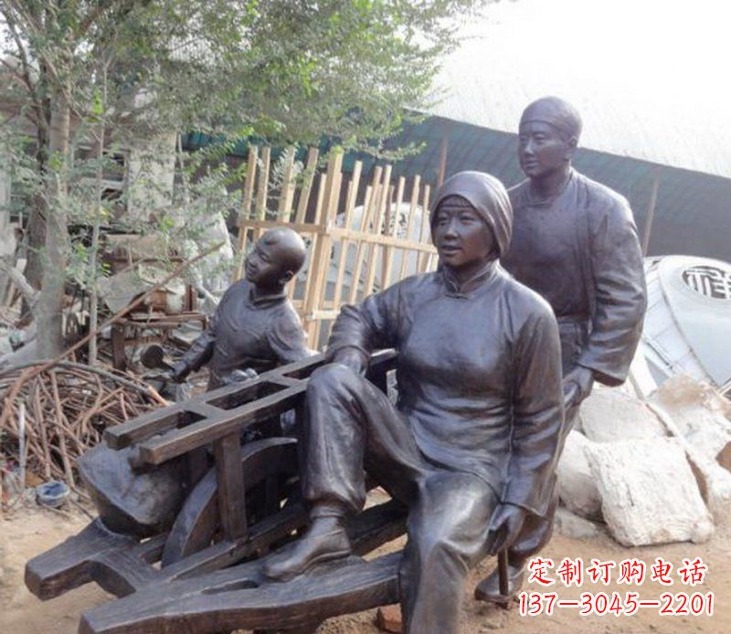 信阳推独轮车人物铜雕