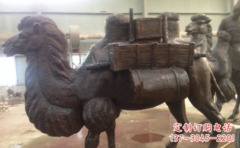 信阳驮着东西的骆驼公园动物铜雕