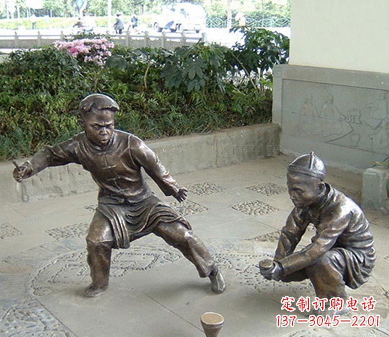 信阳玩陀螺的古代儿童铜雕