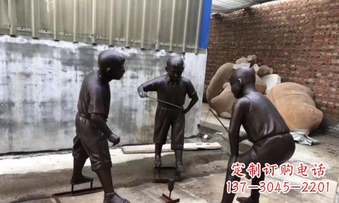 信阳玩陀螺人物铜雕 (2)