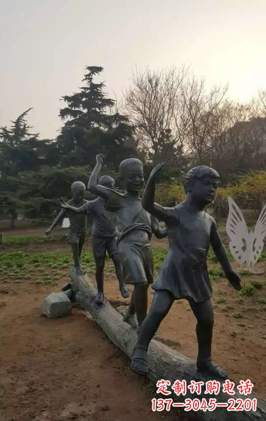 信阳玩走独木桥儿童铜雕