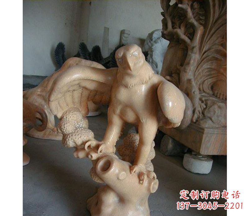 信阳晚霞红老鹰石雕 