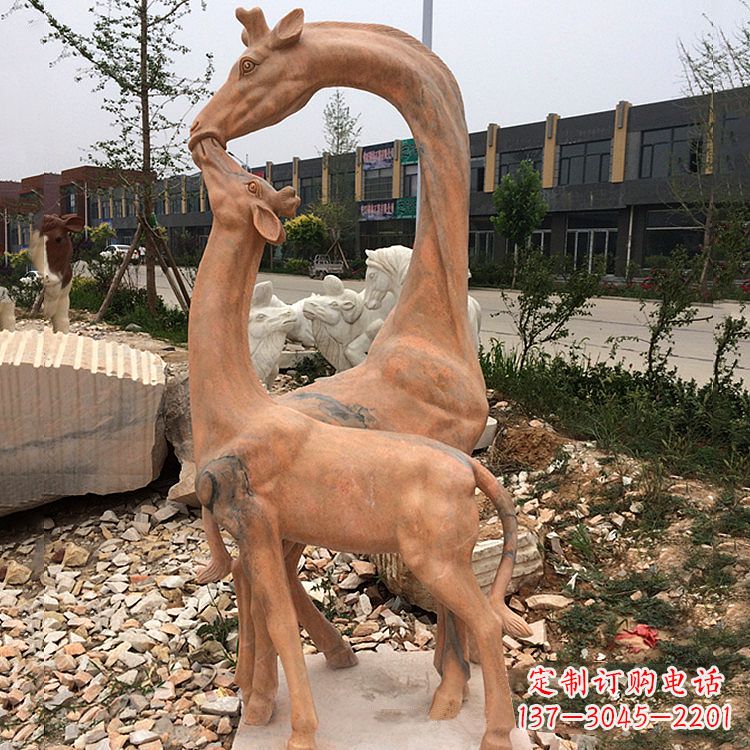 信阳晚霞红石雕长颈鹿-校园公园母子亲情景观雕塑