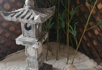 信阳青石仿古灯笼雕塑是由中领雕塑定制的经典雕…