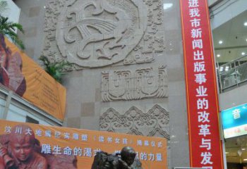 信阳令人惊叹的小女孩景观铜雕