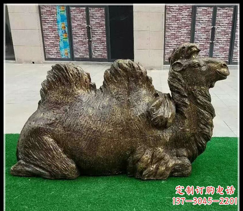 信阳卧在草地的骆驼铜雕