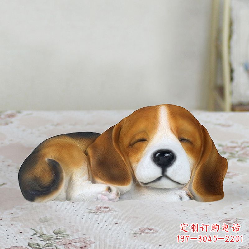 信阳卧姿比格犬仿真雕塑,睡觉的小狗狗是内美陈动物雕塑摆件