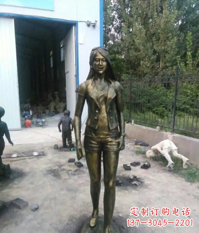 信阳现代美女广场人物铜雕