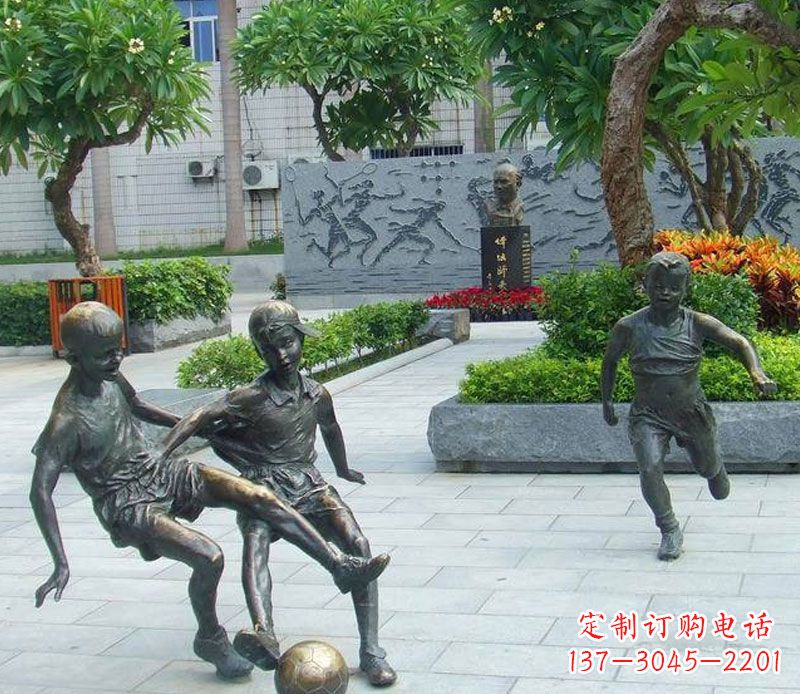 信阳小孩踢足球公园景观铜雕