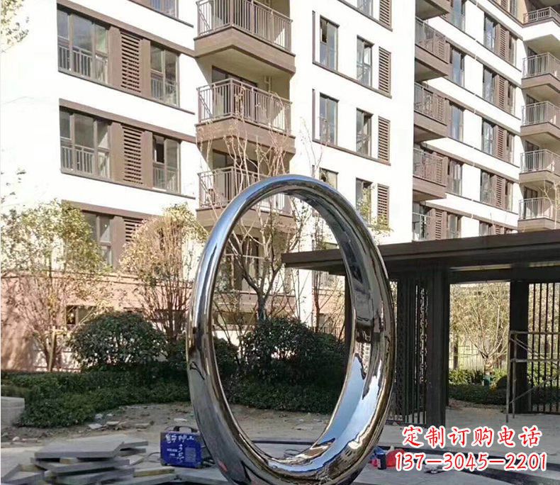 信阳小区不锈钢镜面圆环雕塑