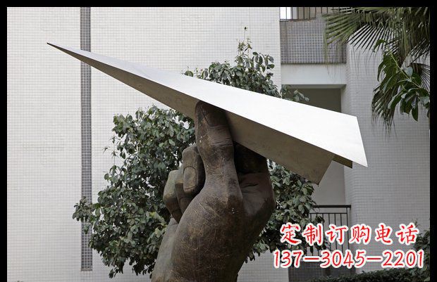 信阳小区不锈钢手拿纸飞机雕塑