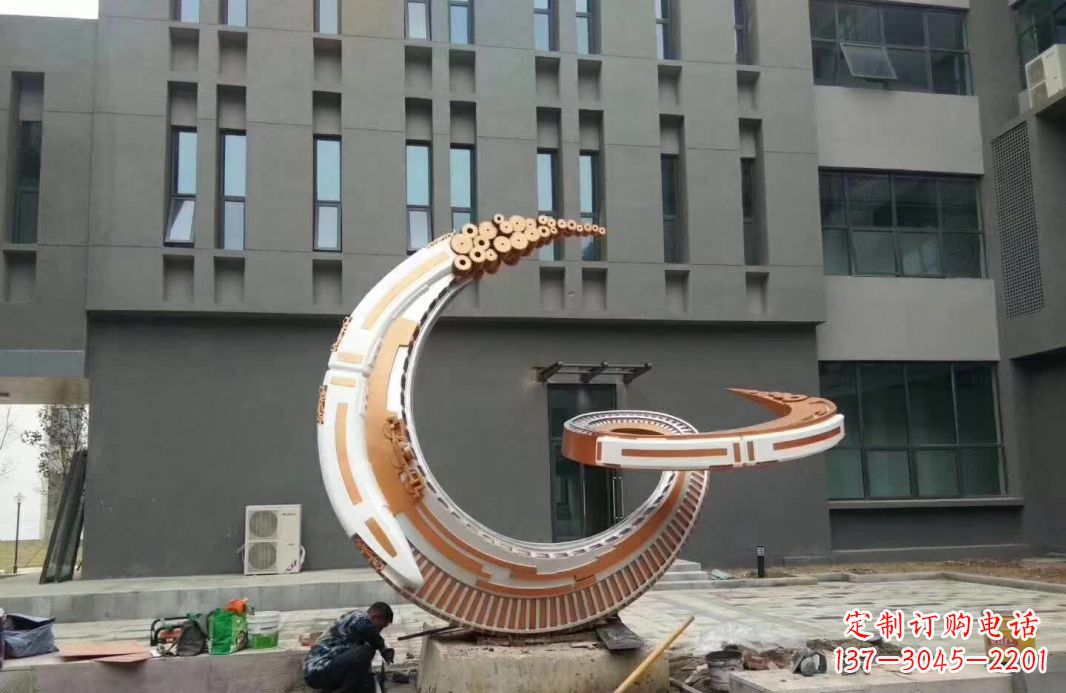 信阳小区抽象不锈钢月亮雕塑