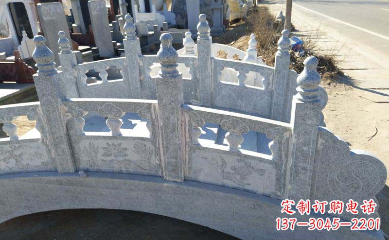 信阳小区公园大理石拱桥