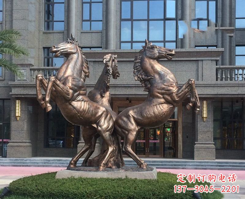 信阳小区立马铜雕