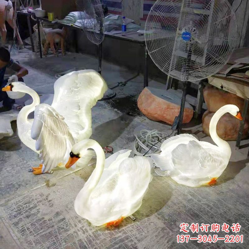 信阳小区园林草坪发光天鹅景观雕塑摆件