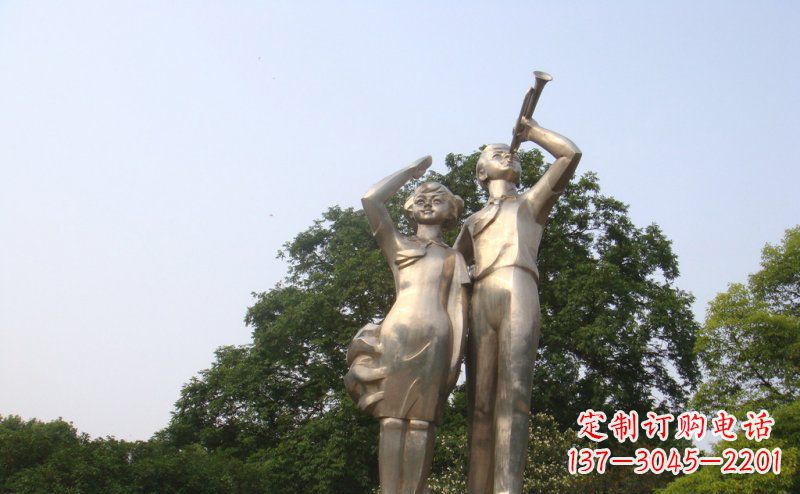 信阳校园吹军号敬礼的小学生人物景观铜雕