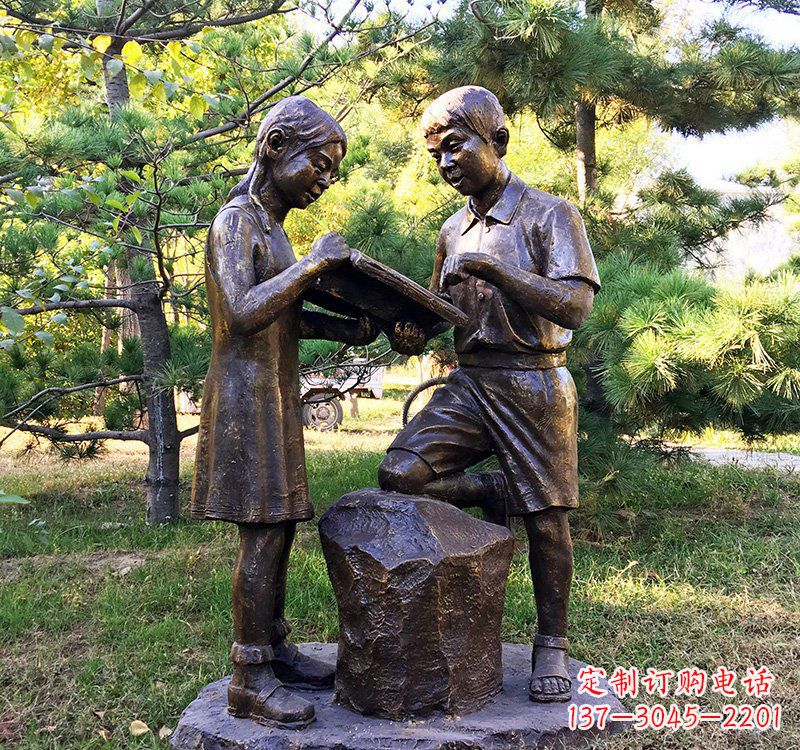 信阳校园读书的学生铜雕