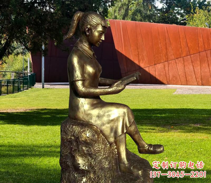 信阳校园看书的女孩铜雕 