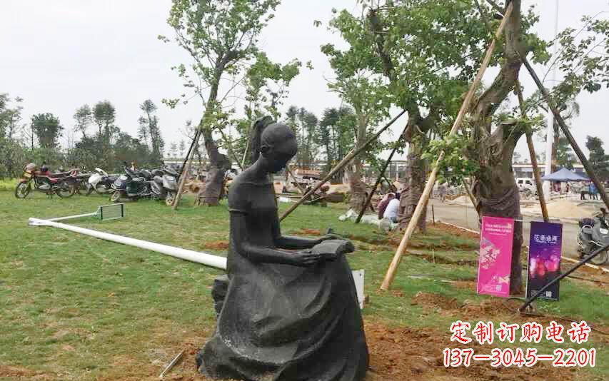 信阳校园看书女孩雕塑