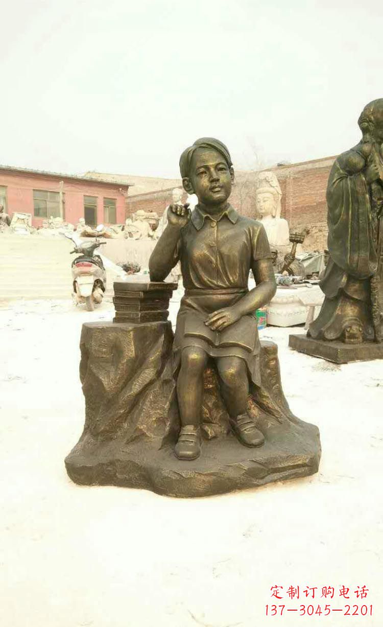 信阳校园看书思考的学生铜雕